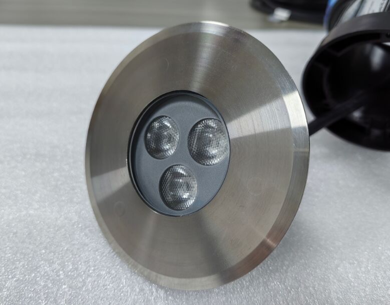 LED zwembadverlichting met een lichtdoeltreffendheid van 100 lmw ontworpen voor een temperatuurbereik van 20 °C tot 45 °C en zwembadverlichting