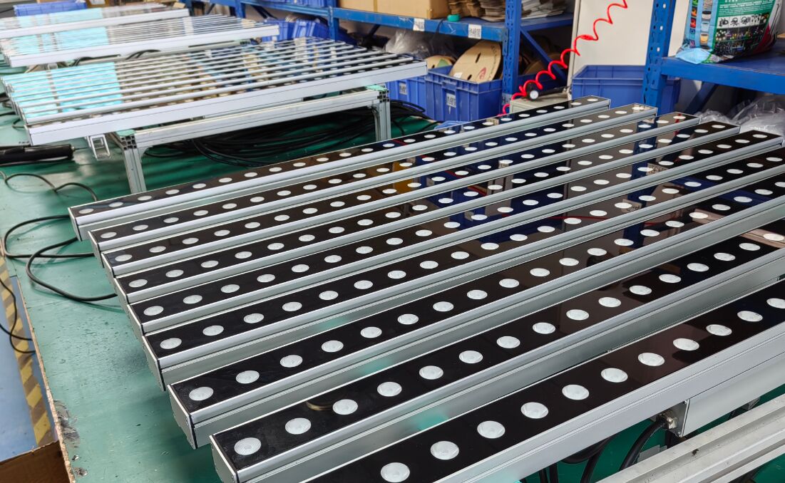 18-48W aluminium LED wandprofiel met 24 LED-lichtbron geschikt voor binnen- en buitenwandverlichtingsprojecten